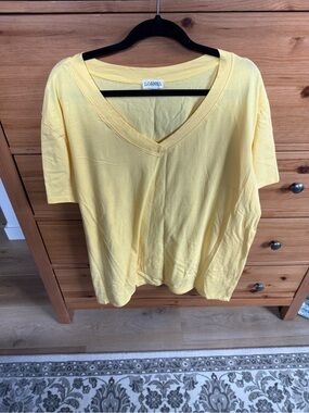 LOANNA Lightweight V-Neck Short Sleeve Tee in Yellow